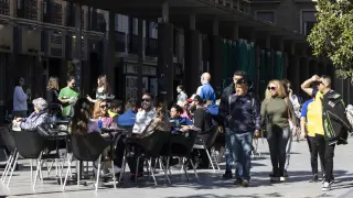 Domingo de calor en Zaragoza: helados, pantalón corto y chaqueta en mano
