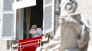 El Papa Francisco saluda tras el Ángelus este domingo en el Vaticano.