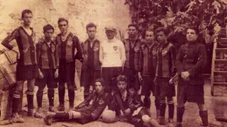 El primer equipo del Club Deportivo Caspe, posando en el corral de "Casa Faci".