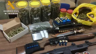Armas y droga halladas en el domicilio del hombre detenido en Novillas.