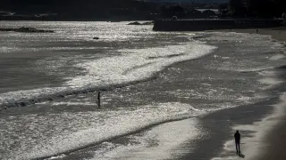 Bañistas y paseantes este lunes en la playa del Sardinero de Santander en una jornada de altas temperaturas.