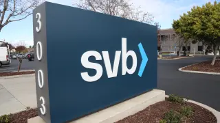 Logo de SVB en la sede de Silicon Valley Bank en santa Clara, California.