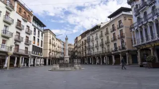 La plaza del Torico en Teruel vacía tras decretarse el estado de alarma.