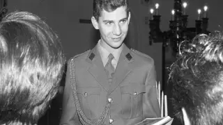 Felipe de Borbón visitando la Academia General Militar de Zaragoza antes de su ingreso.
