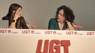 Medea García y Elena Espinosa, antes de la presentación del informe 'Mujeres en el mercado laboral en Aragón 2022' en el Centro de Formación Arsenio Jimeno de UGT Aragón.