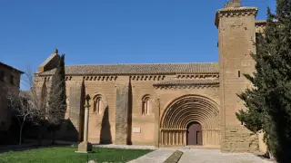 Imagen la entrada a la iglesia del monasterio de Sijena 2023