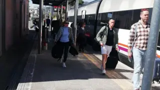 Los pasajeros del tren afectado por el corte se dirigen al autobús para seguir su viaje.