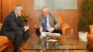 Javier Hernández y Javier Sada en la entrega de la memorial anual de 2022 del Justicia de Aragón