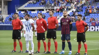 López Toca, en el centro, al inicio del partido entre la SD Huesca y el Leganés del inicio de la temporada.