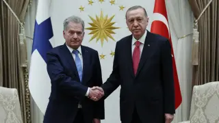 El presidente de Turquía, Recep Tayyip Erdogan, (d) estrecha la mano del presidente de Finlandia, Sauli Niinisto.