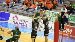 Imagen del encuentro Unicaja Almería-Pamesa Voleibol Teruel.