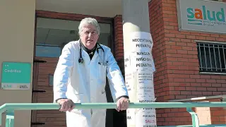 Eduardo Comas, a la entrada del centro de salud de Cedrillas, donde trabaja