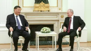 El presidente chino Xi Jinping (I) se reúne con el presidente ruso Vladimir Putin en el Kremlin.