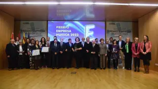 Foto de familia de las galardonadas en los Premios Empresa Huesca 2023.