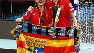 Irene Samper y María Sanz posan con el trofeo en Hungría.