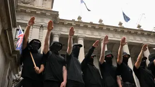 Neonazis haciendo el saludo nazi durante una manifestación a favor de los derechos trans en Melbourne, Australia.
