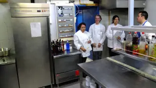 Noemí Oliver, Karla Carpio y Yevgen Shapovalov, en las cocinas del Lillas Pastia con Gabriel, uno de los cocineros.