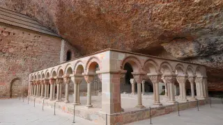Las arquerías del claustro de San Juan de la Peña lucen tras su restauración.