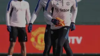 Mateo Mejía, entrenándose con la primera plantilla del Manchester United. Detrás, el exmadridista Casemiro.