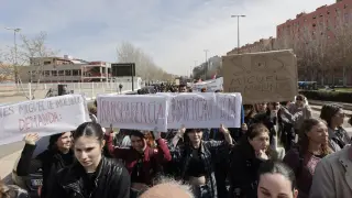 Un momento de la manifestación de familias y docentes del instituto Miguel de Molinos de Zaragoza celebrada este martes