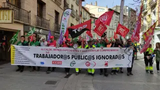 Protesta de los trabajadores del Ayuntamiento de Huesca a su paso por el Coso Alto.