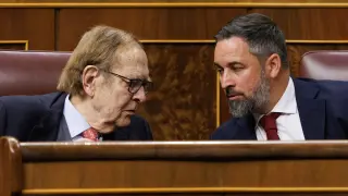 El candidato de la moción de censura, profesor y economista Ramón Tamames (i) y el líder de VOX, Santiago Abascal (d), durante la segunda sesión de la moción de censura