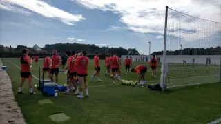 Los jugadores de la SD Huesca se hidratan antes de seguir con el entrenamiento este miércoles.