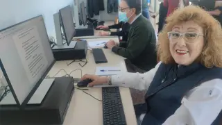 María Ascensión, este miércoles, en la clase de informática en el Aula de Mayores de la calle Predicadores de Zaragoza