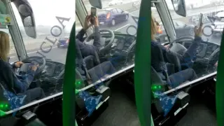 Pillan a la conductora de un autobús de Madrid utilizando dos móviles: "Puso en peligro la vida de al menos 60 personas"