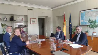 El alcalde de Jaca Juan Manuel Ramón, y la primera Teniente de Alcalde, Olvido Moratinos, han mantenido una reunión este miércoles en Madrid con miembros del Mitma