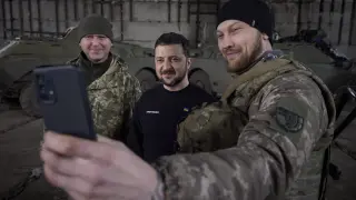 Zelenski visita a las tropas ucranianas que defienden Bajmut.