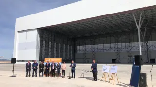 Un momento de la inauguración del nuevo hangar del Aeropuerto de Teruel, celebrada el pasado lunes.