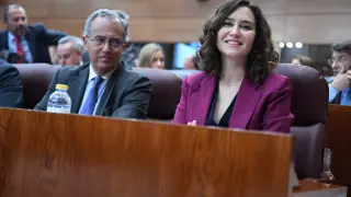 La presidenta de la Comunidad de Madrid, Isabel Díaz Ayuso, y el vicepresidente, consejero de Educación y Universidades, Enrique Ossorio, durante la sesión plenaria de este jueves en la Asamblea de Madrid