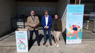 Luis Moreno, Roberto Cacho y Teresa Víu, en el Punto Limpio de Huesca.