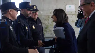 Mercedes González saluda a varios policías a su llegada a la Junta Local de Seguridad de Parla