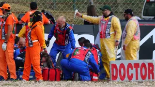 El piloto Pol Espargaró recibiendo atención médica tras su caída.