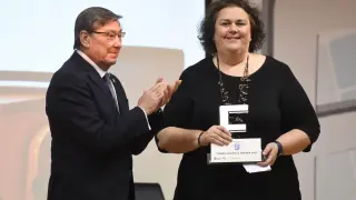Arturo Aliaga entregó el Premio Empresa Huesca 2023 a Cristina Gallart, presidenta de Fribin.