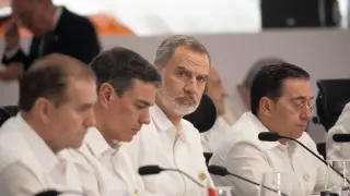 El rey don Felipe, junto al presidente del Gobierno, Pedro Sánchez, y al ministro de Asuntos Exteriores, José Manuel Albares, durante la XXVIII Cumbre Iberoamericana.