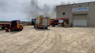 El incendio ha afectado a un taller mecánico y herrería situado al pie de la A-1210