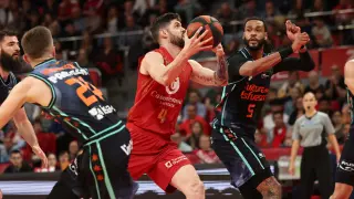 Imágenes del partido entre el Casademont Zaragoza y el Valencia Basket