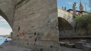 Grafitis en el puente de Piedra.