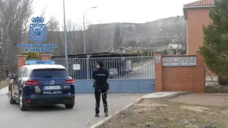 Acceso a la depuradora de Teruel, ubicada en la pedanía de Villaspesa, que estuvo custodiada por la Policía mientras duró la investigación.