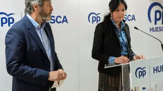 El presidente provincial del PP, Gerardo Oliván, y la candidata popular a la Alcaldía de Huesca, Lorena Orduna.