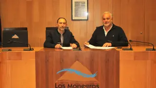 Felipe Eduardo Munuera y Armando Sanjuan durante la firma del convenio