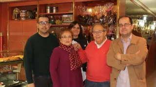 Salvador Trallero y Margarita Anoro, fundadores del negocio, junto a sus dos hijos, Salvador y Carlos, y su nuera, Katy Escalzo.