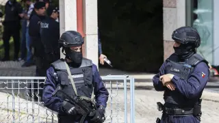 Dos policía en el lugar del ataque en Lisboa