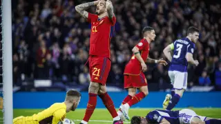 El delantero de la selección española Joselu Mato se lamenta de una ocasión fallada durante el partido contra Escocia.