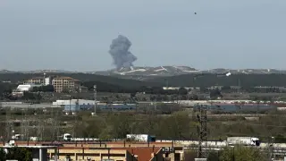 La columna de humo que ha podido verse desde Santa Isabel tras la explosión registrada.