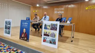 Dani Viñuales, de GP Ediciones (i); el director general de Cultura del Gobierno de Aragón, Víctor Lucea (c); y Queco Ágreda, autor de los textos (d).