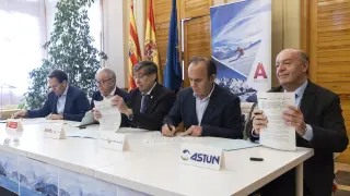 Fotos de la firma del convenio de unión de las estaciones Astún-Candanchú